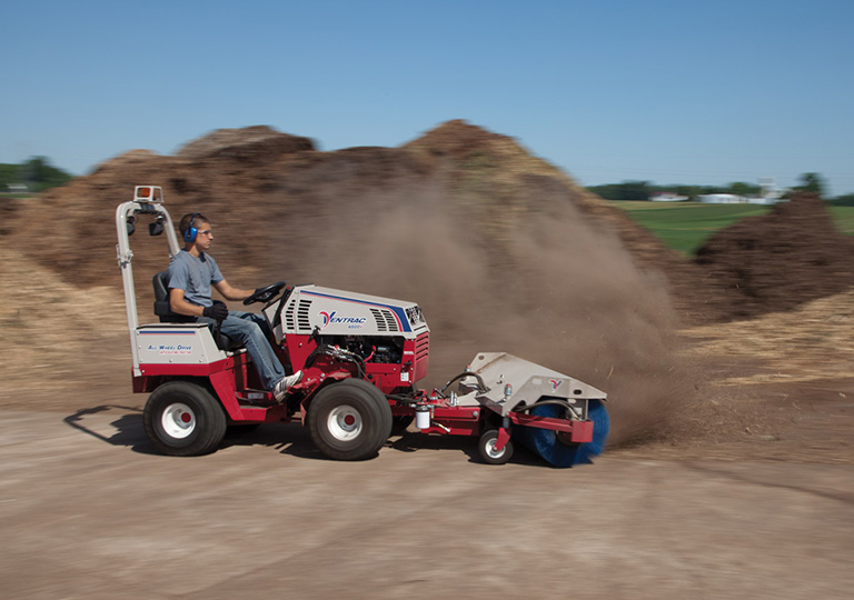 Ventrac for sandfjerning og feiing av gater