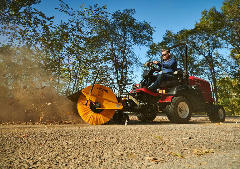 Toro-maskiner for sandfjerning og feiing av gater